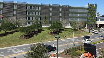 Parques Disney refuerzan controles y eliminan el acceso gratuito al estacionamiento ante oleada de visitantes