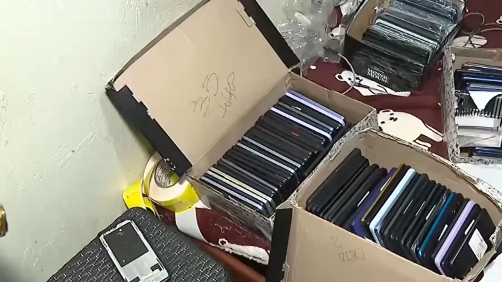 Hallan 231 celulares robados en edificio multifamiliar de El Agustino: delincuentes los envolvían en papel aluminio para evitar el GPS