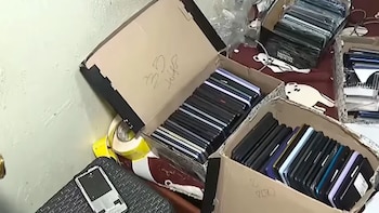 Hallan 231 celulares robados en edificio multifamiliar de El Agustino: delincuentes los envolvían en papel aluminio para evitar el GPS