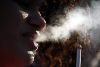 Una mujer fuma un cigarro en Ciudad de México. Imagen de archivo. EFE/Hugo Ortuño