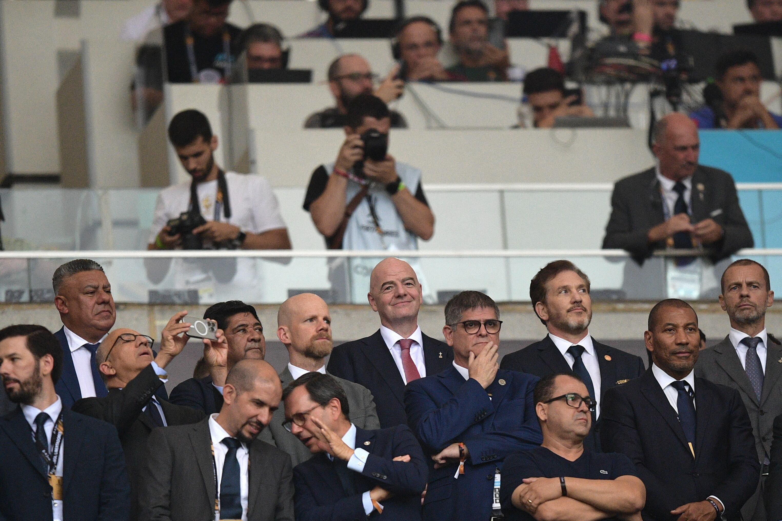 Claudio Tapia, Infantino y Domínguez, en el último Mundial de Clubes (Photo by CARL DE SOUZA / AFP)