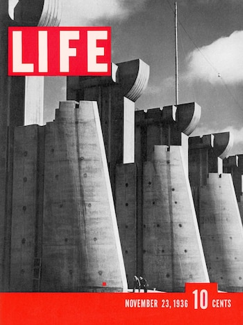 Fotografía en blanco y negro de grandes contrafuertes de hormigón con dos personas en la base, bajo el logotipo rojo y blanco de la revista LIFE