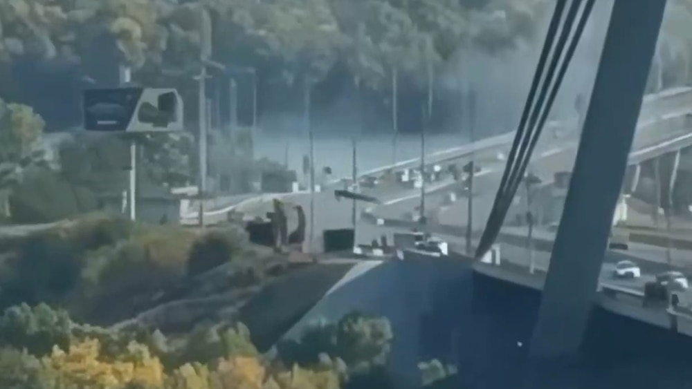 Drones y vehículos cerca de un puente en Kiev