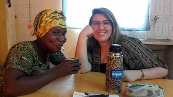 Junto a sus compañeras de