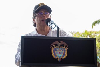 Gustavo Petro asumió las funciones