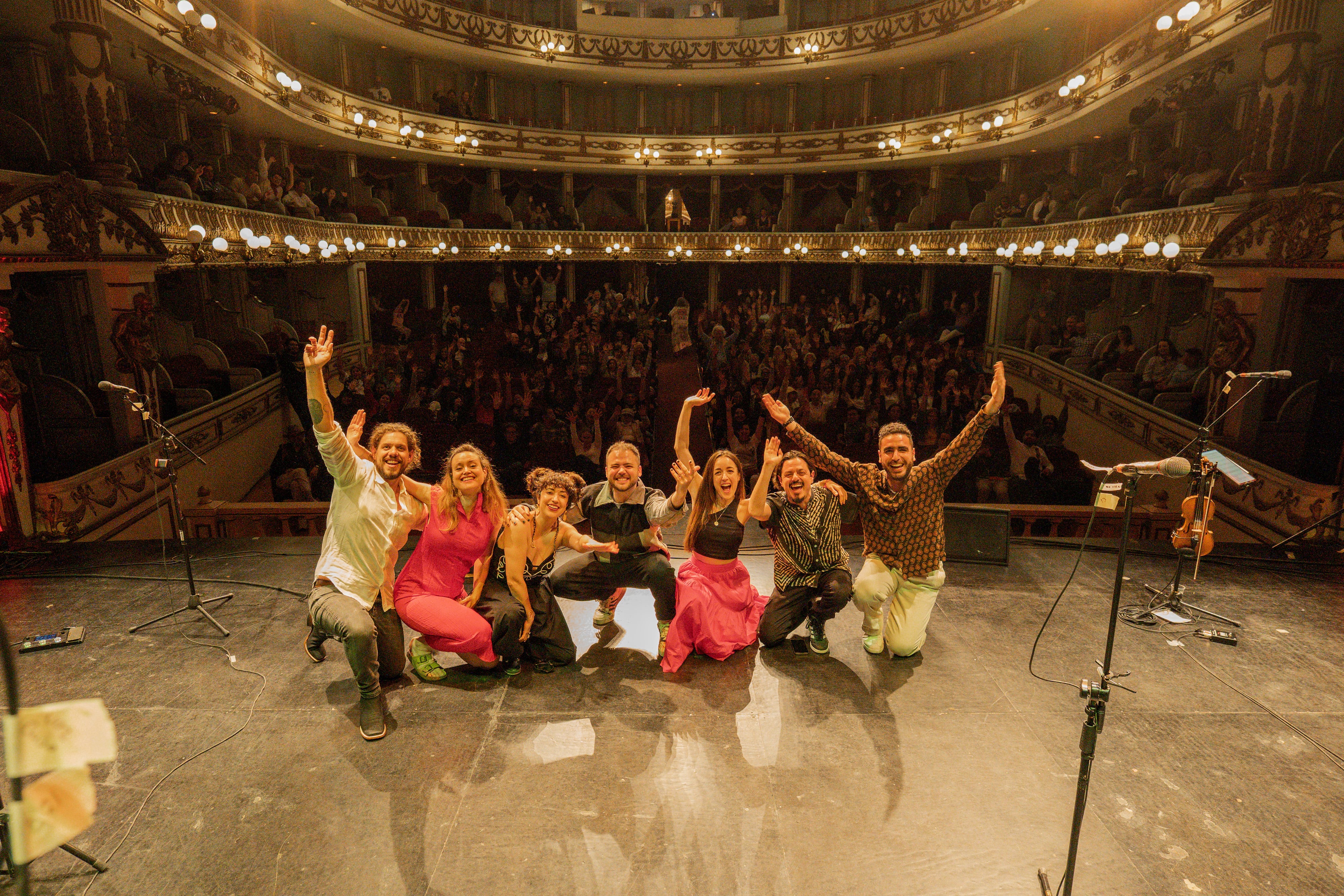 Routes to Roots, un proyecto que reúne a músicos argentinos, escoceses, nigerianos y senegaleses para explorar cruces entre sus músicas. Aqui en el cierre del festival Rumbo Oaxaca, México, en enero de 2026 (Foto: Don Toledo)