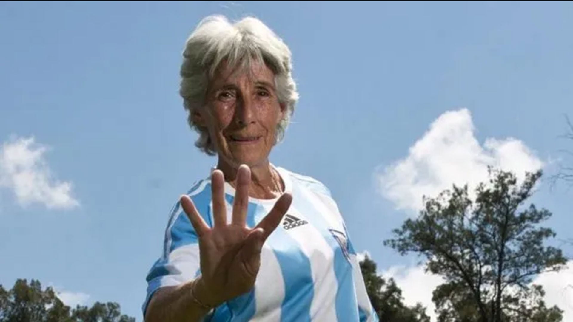 La marca de la leyenda: Orgullosa, con la celeste y blanca bien puesta, Elba recrea con su mano el número que la convirtió en mito: los cuatro goles que le anotó a Inglaterra en México 71 (Las Pioneras del Fútbol Femenino ARG)