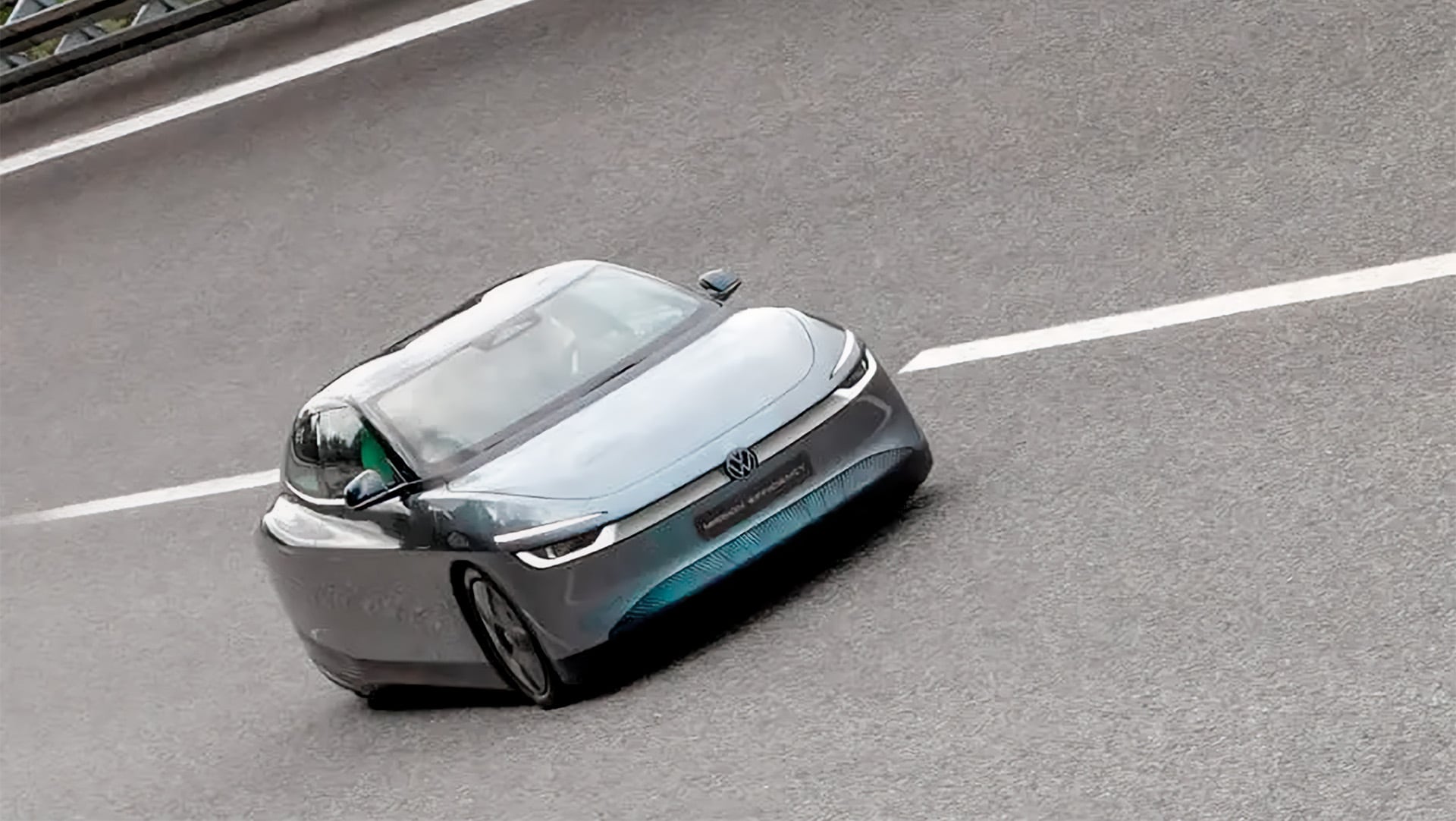 El Volkswagen Mission Efficiency circulando en una pista de pruebas antes de salir a la ruta para unir Wolfsburg y Viena. (Volkswagen)