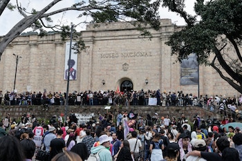 Miles de ciudadanos se congregaron a las afueras del Museo Nacional para protestar por la medida del presidente Abelardo de la Espriella - crédito Carlos Ortega/EFE