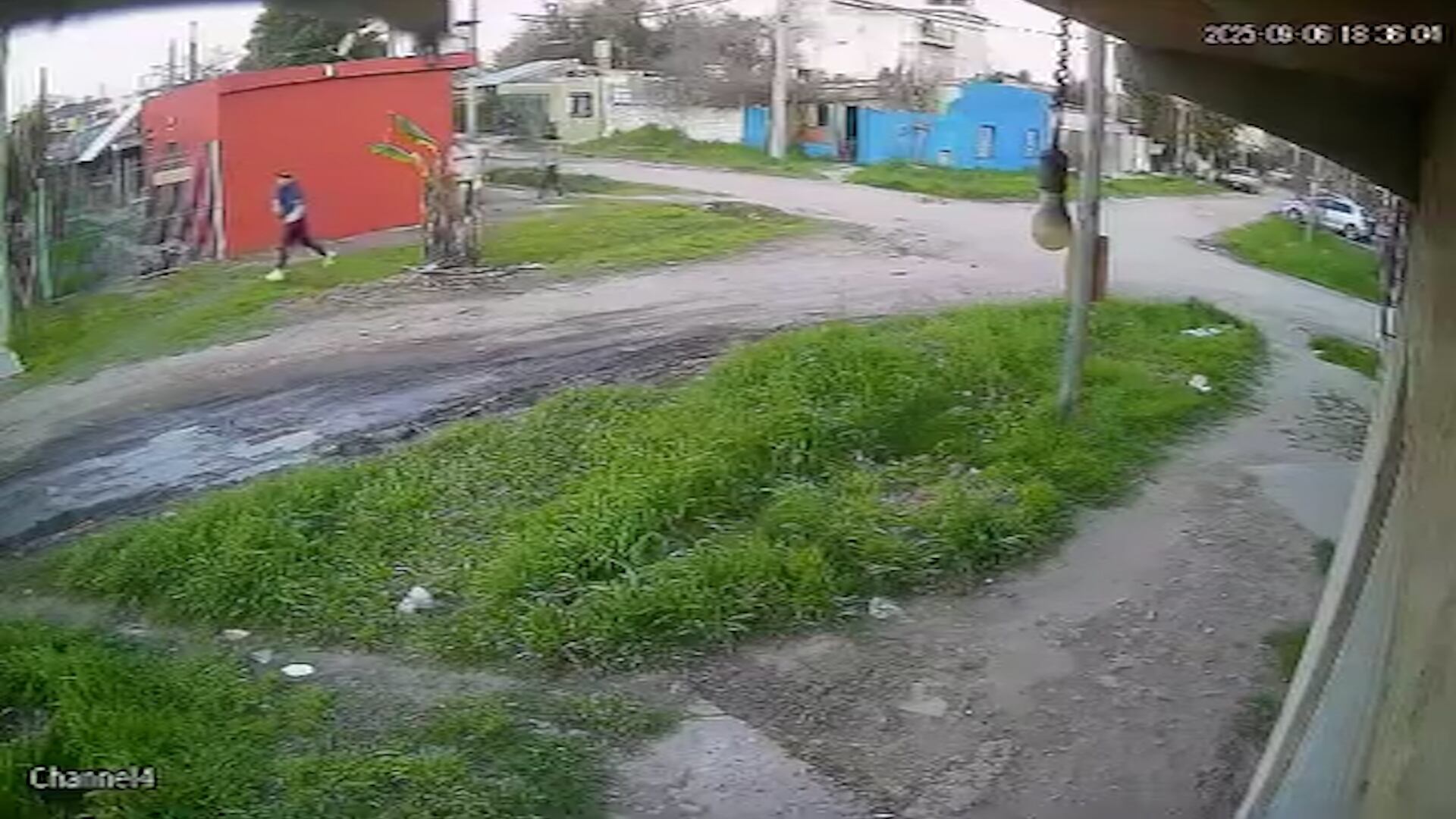 El momento en que los cinco asaltantes corrieron hacia las víctimas.