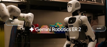 Primer plano de dos robots humanoides blancos, Duo y Apollo, con el texto Gemini Robotics ER 2 y elementos de laboratorio al fondo
