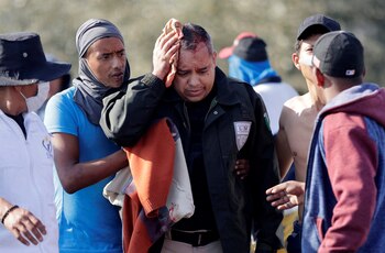 Retuvieron y lesionaron a agente