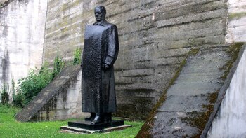 Monumento a Tito junto a