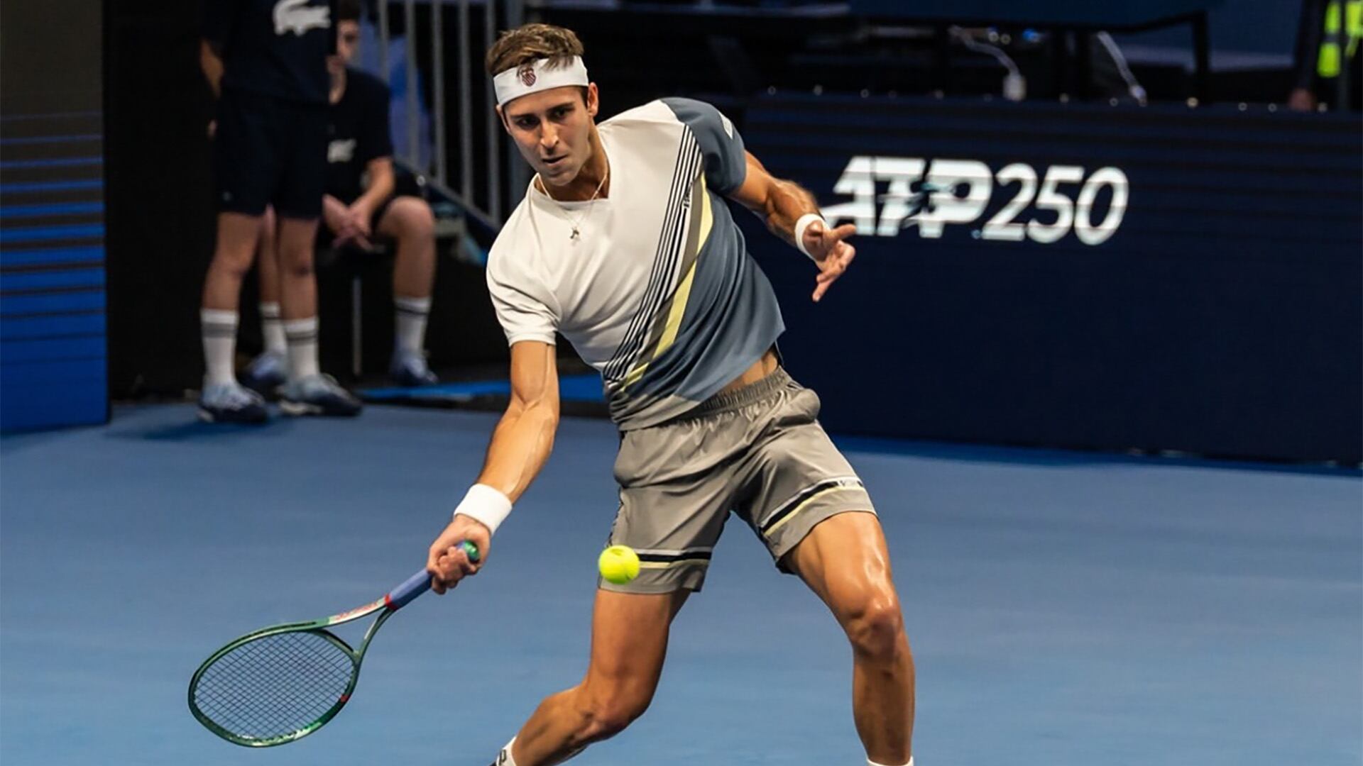 Tomás Etcheverry se clasificó para los octavos de final del ATP 250 de Atenas al derrotar al estadounidense Mackenzie McDonald (Crédito: @hellenicchampionship)