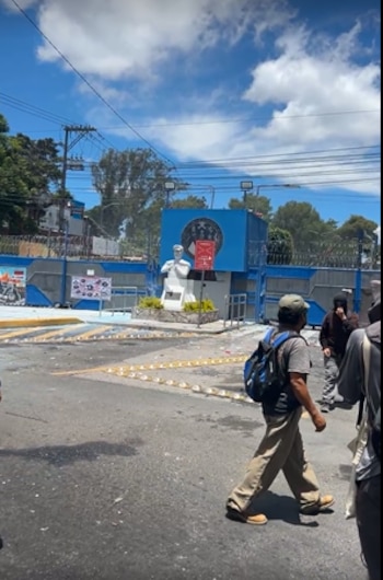 Durante la jornada en la USAC se utilizaron gases, bombas y agua a presión para dispersar a estudiantes y organizaciones que protestaban./ (Emisoras Unidas)