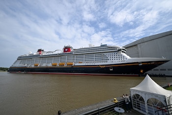 El crucero Disney Treasure cambió su rumbo para asistir a la embarcación Serenity. (REUTERS/Carmen Jaspersen)