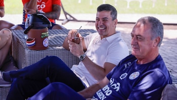 Santiago Peña junto a Gustavo