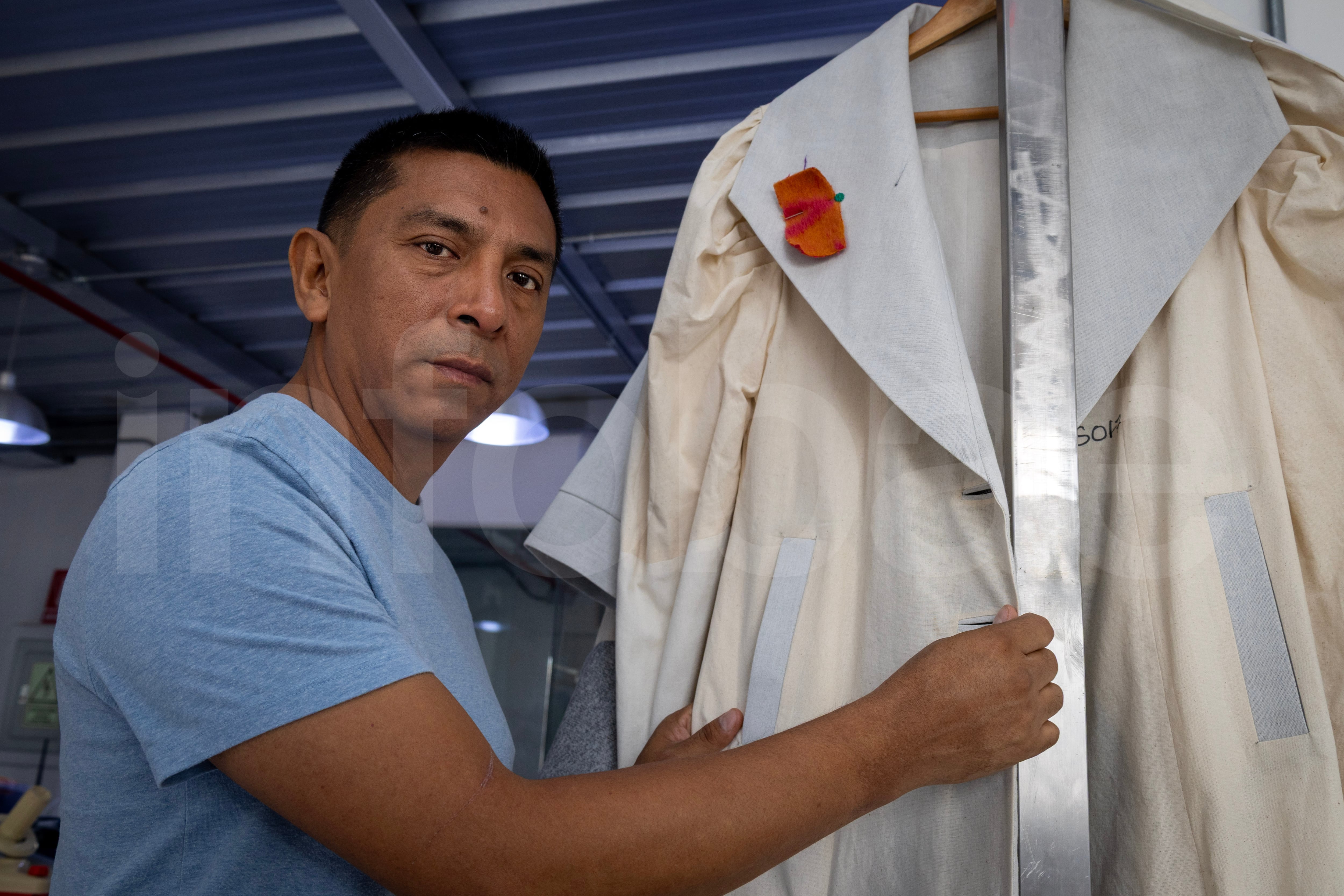 Diseñador Jorge Salinas, en su taller ubicado en Gamarra. Foto: Paula Elizalde / Infobae Perú
