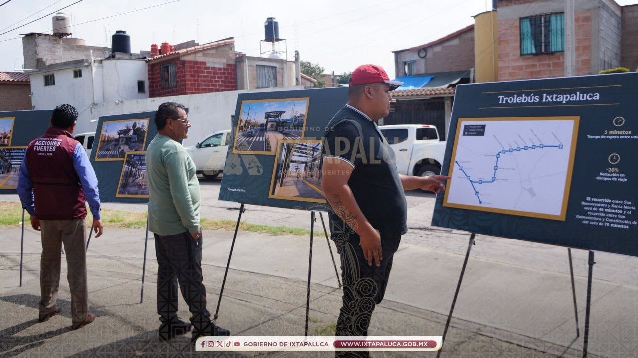 Vecinos de Ixtapaluca observan paneles informativos sobre la construcción y los detalles del proyecto Trolebús Ixtapaluca. (FB/ Gobierno Municipal de Ixtapaluca)