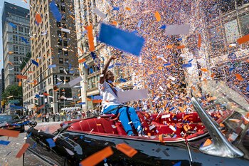 Sandra Lindsay saluda a los