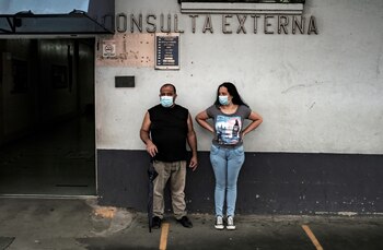 Imagen de archivo de una pareja espera a la entrada de un hospital en San José (Costa Rica). EFE/ Jeffrey Arguedas