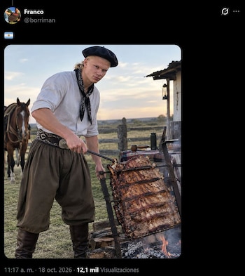 Hombre con el rostro de Erling Haaland vestido de gaucho junto a carne en un asador de hierro sobre brasas, con un caballo al fondo