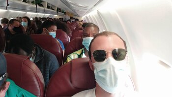 En el avión viajando desde