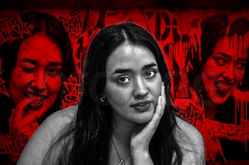 Un collage fotográfico en blanco y negro de Elisa Tokeshi superpuesto sobre un fondo de arte urbano de color rojo intenso. A la izquierda aparece sonriendo de perfil y a la derecha con una expresión más seria, reflejando las dualidades del TLP.
