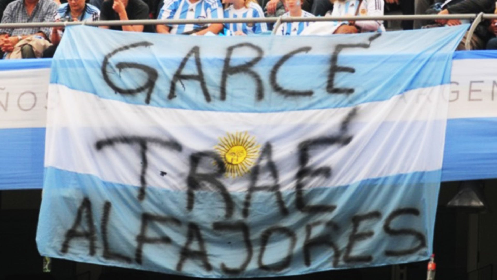 La histórica bandera dedicada a Garcé