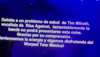 Las pantallas instaladas a los costados del Vans Stage emitieron el comunicado.