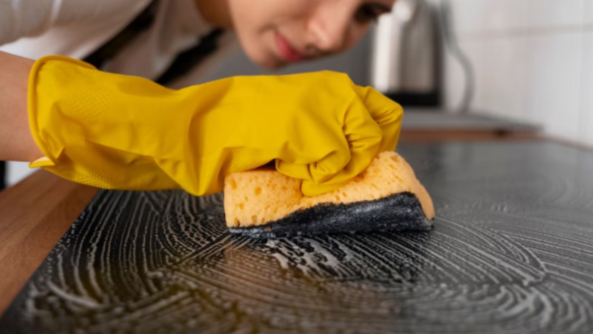 Cómo limpiar la grasa de las hornallas con solo dos ingredientes de la cocina, rápido y fácil (fuente: Freepik)