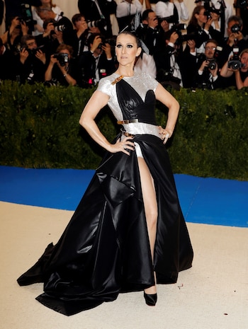 El look asimétrico en negro y plateado que eligió para la Met Gala destaca por la teatralidad de su falda voluminosa y los detalles metálicos que amplifican su presencia (REUTERS/Carlo Allegri/File Photo)