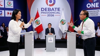 Keiko Fujimori y Roberto Sánchez, de pie en atriles con micrófonos, debaten. Un moderador sentado entre ellos. Banderas peruanas y logo 'ONE' al fondo.