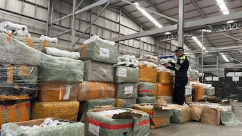 Incautan más de 574 mil unidades de contrabando en seis ciudades de Colombia: mercancía supera los $36 mil millones