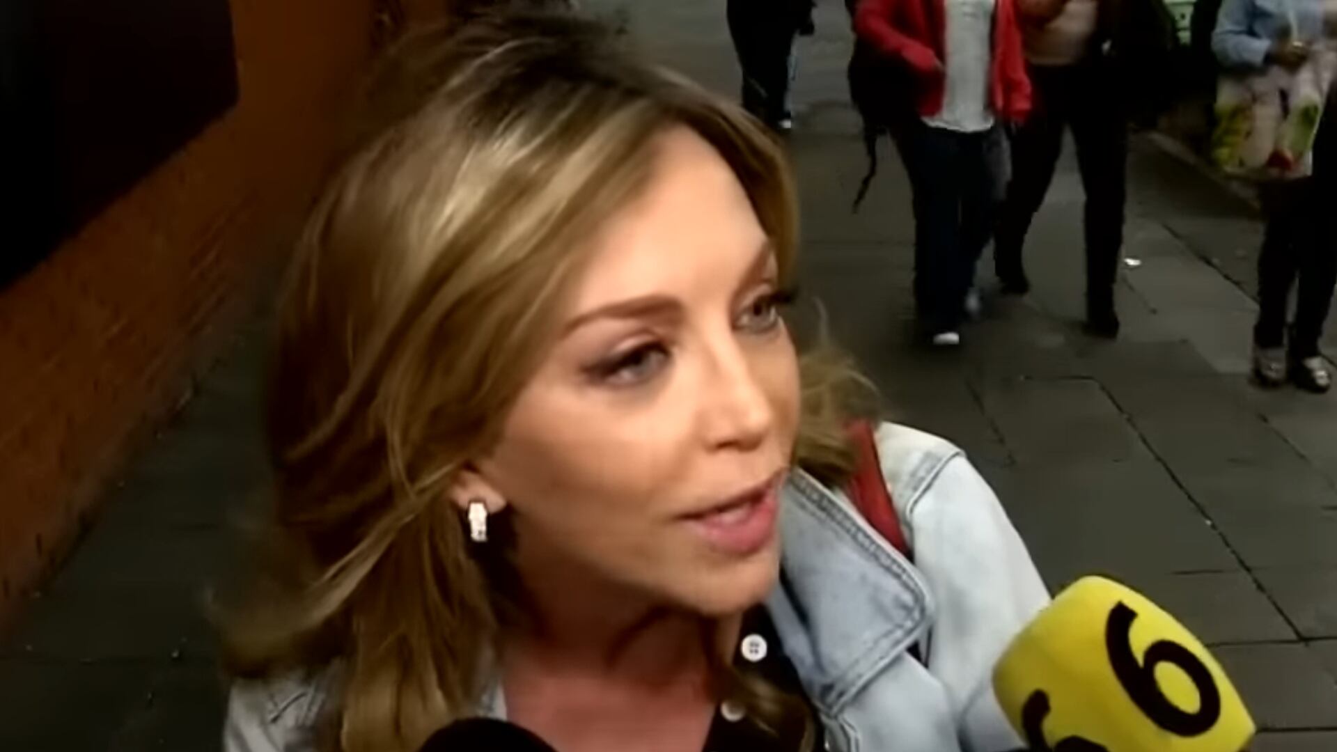 Flores admitió que analiza demandar a Martha Figueroa por daño moral y difamación. (Sale el Sol / YouTube)