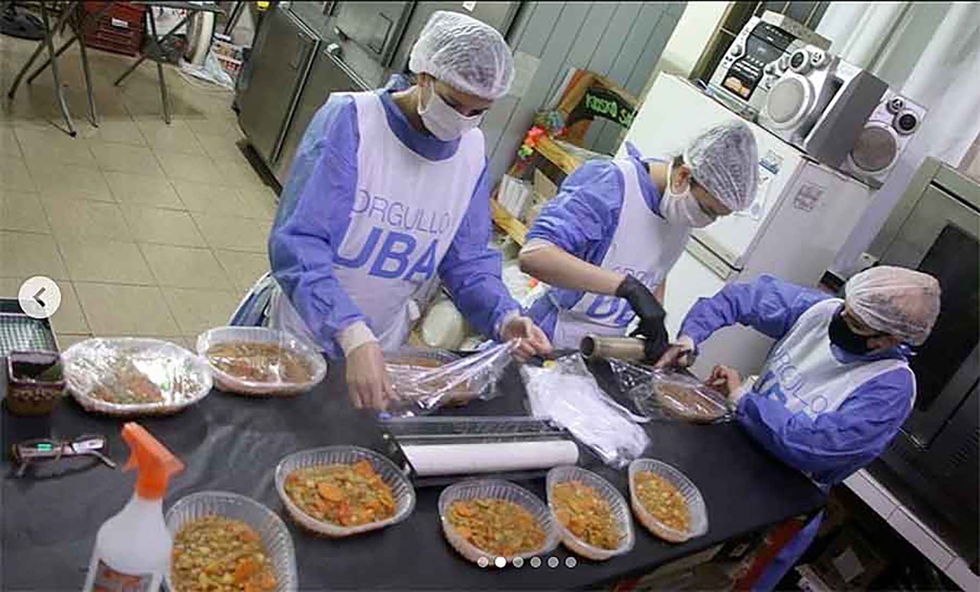 Cada jueves, entre veinte y treinta voluntarios de la UBA preparan y entregan viandas calientes, abrigo y frazadas