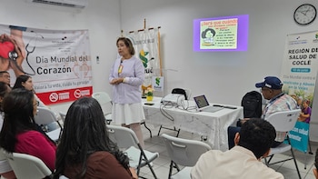La docencia del personal de salud para sensibilizar a la población en contra del maltrato al adulto mayor es constante. (Cortesía)