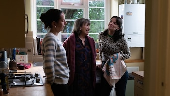 ‘Tender Loving Care’ de Mike Leigh gana la Concha de Oro del Festival de San Sebastián en una edición que marca el fin de una época