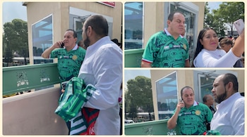Collage: Hombre en camiseta de México hablando por teléfono, junto a otro hombre y una mujer tomando una selfie. Están al aire libre cerca de un edificio.