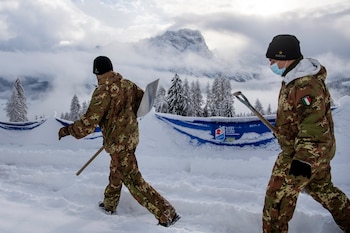 Soldados italianos despejan la nieve