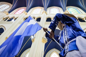 Un artista participa en una