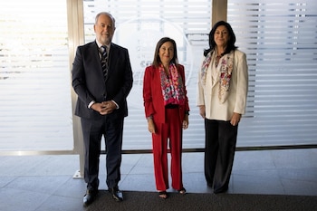 18/09/2026 La ministra de Defensa, Margarita Robles, visita la sede del CNI..
La ministra de Defensa, Margarita Robles, ha visitado este viernes la sede del Centro Nacional de Inteligencia (CNI) y ha impuesto distinciones a personal del organismo, tras la polémica por los avisos sobre el salto masivo a Ceuta de inmigrantes procedentes de Marruecos a finales de julio.
ESPAÑA EUROPA MADRID POLÍTICA
MINISTERIO DE DEFENSA