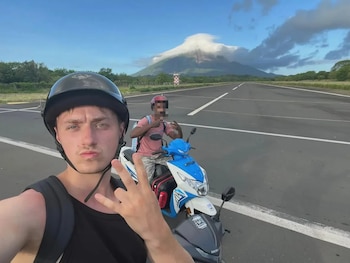 Gabriel Lépinay, de 19 años, estudiante de Ciencias Políticas en Canadá, denunció ante 100% Noticias el atropello que sufrió en Managua (Cortesía: 100% Noticias).