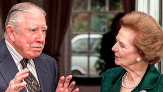 Thatcher y Pinochet gobernaban Chile y el Reino Unido durante la Guerra de Malvinas. En 1998, ella luchó por la liberación del ex dictador chileno. (Herself Alone)