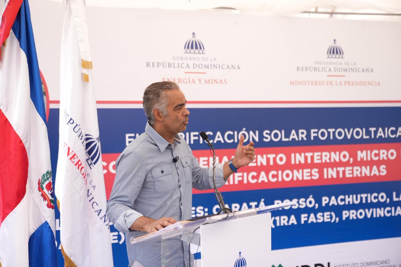 El ministro de Energía y Minas, Joel Santos, señaló que estos proyectos representan el compromiso del Gobierno de Luis Abinader con proporcionar “energía inclusiva y equitativa” y cerrar brechas territoriales, Foto cortesía Gobierno de RD.