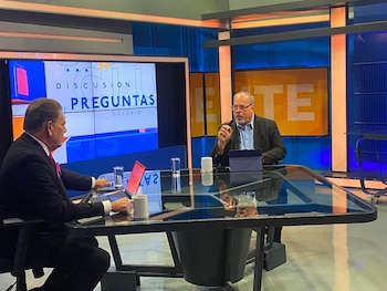 El especialista en migración Reynaldo Alvergue expone los escenarios del TPS para salvadoreños durante la entrevista realizada por Moisés Urbina (Cortesía: Frente a Frente).