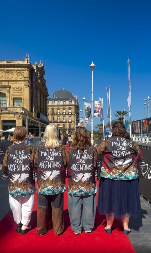 Las actrices Dolores Fonzi, Mercedes Morán, Alejandra Flechner y Carolina Álvarez lucen chaquetas con el mensaje