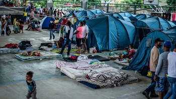 Venezolanos desplazados por los combates