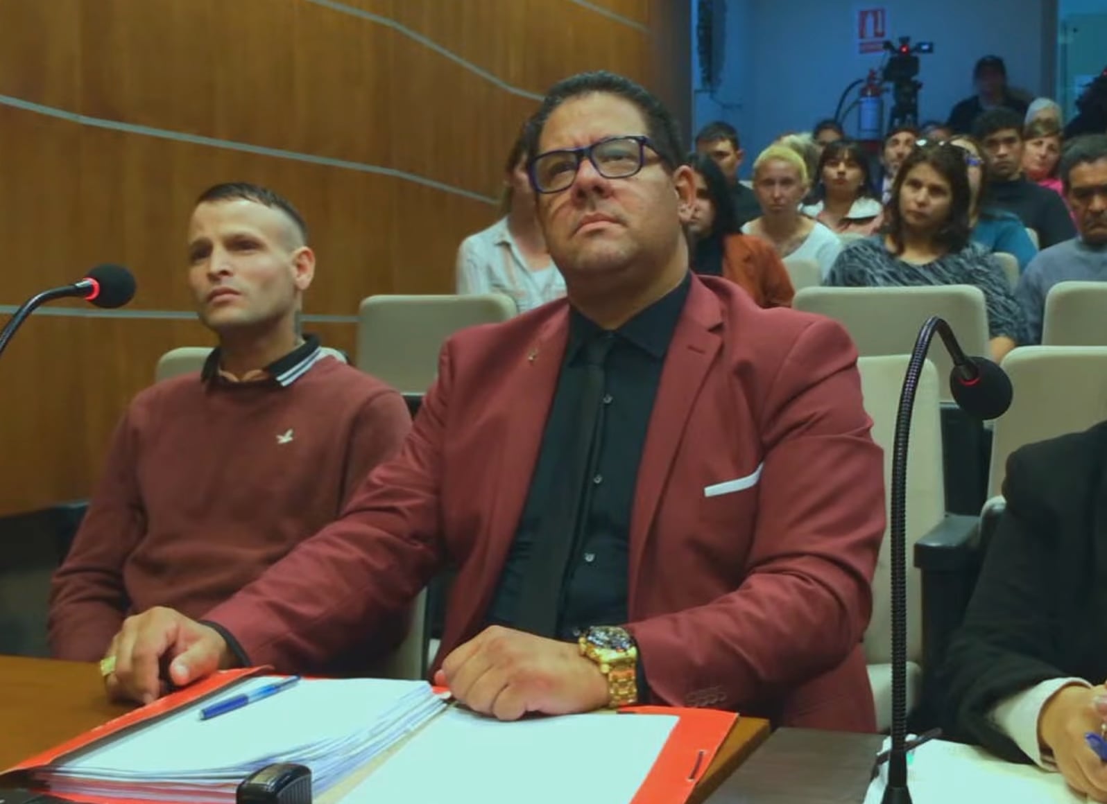 Moisés Martínez, tras escuchar que fue condenado a 12 años de cárcel; de fondo, su familia llora (APU)