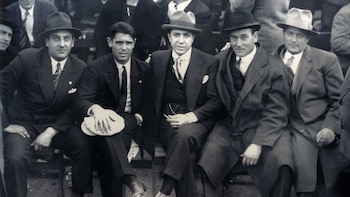Los jugadores del Barcelona rodean a Gardel, que fue hincha de los azulgranas